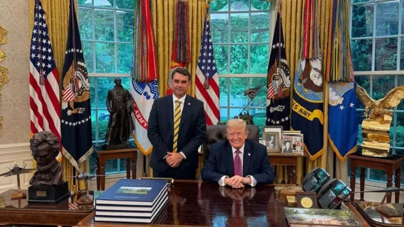 Flávio Bolsonaro e Donald Trump posam para foto na Casa Branca